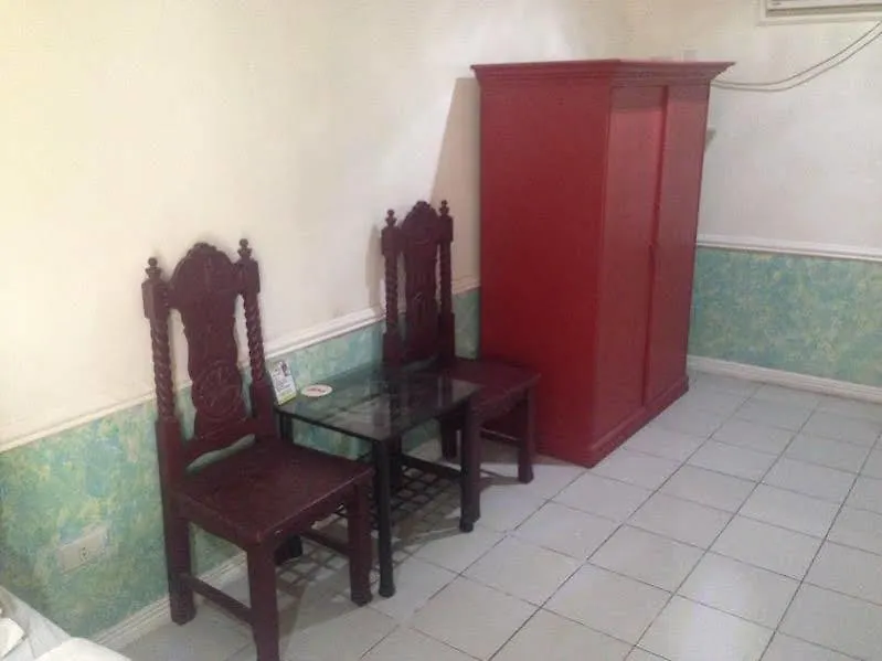 Donald Paul Apartelle Angeles Hotel