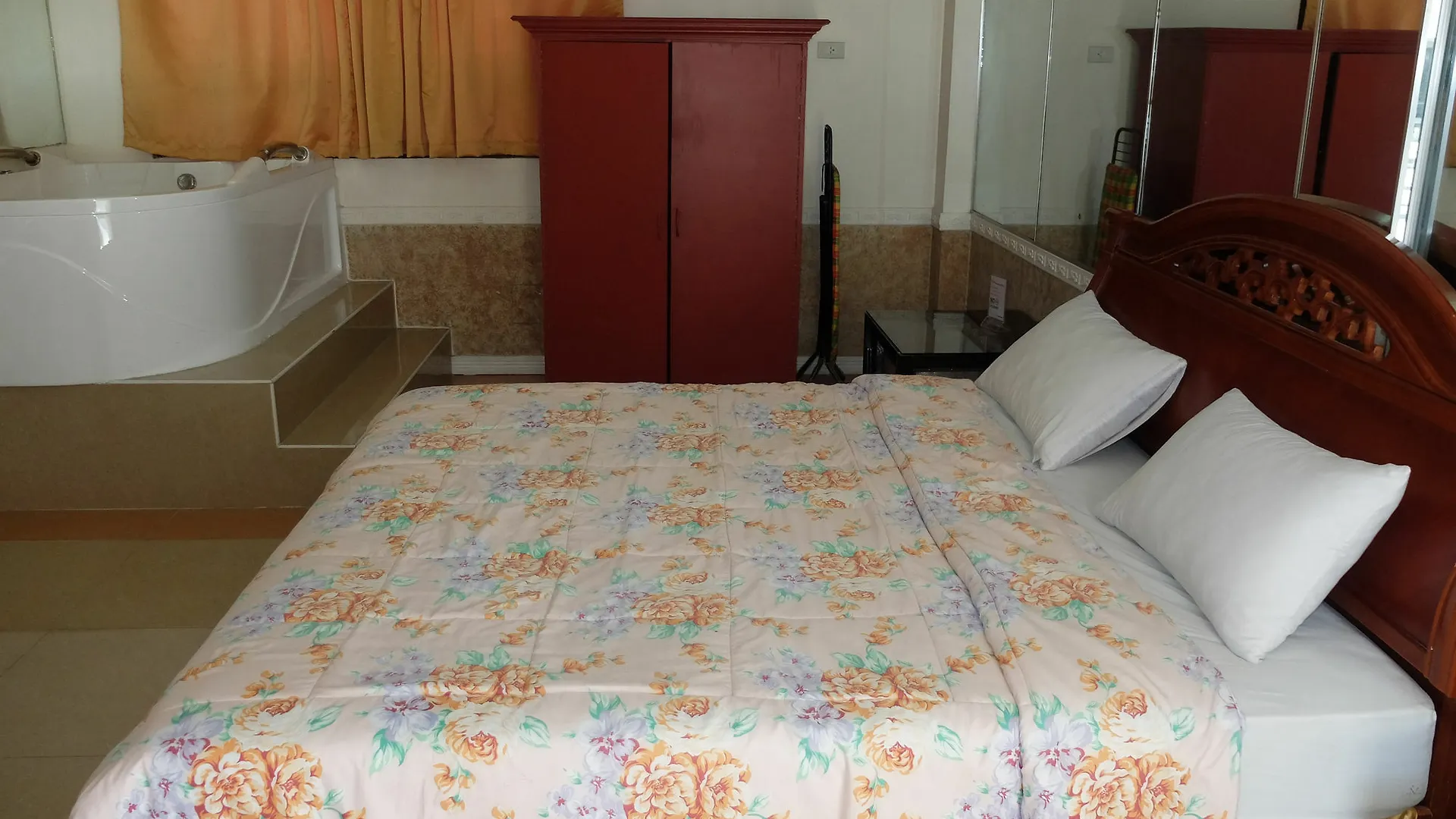 Donald Paul Apartelle Angeles Hotel