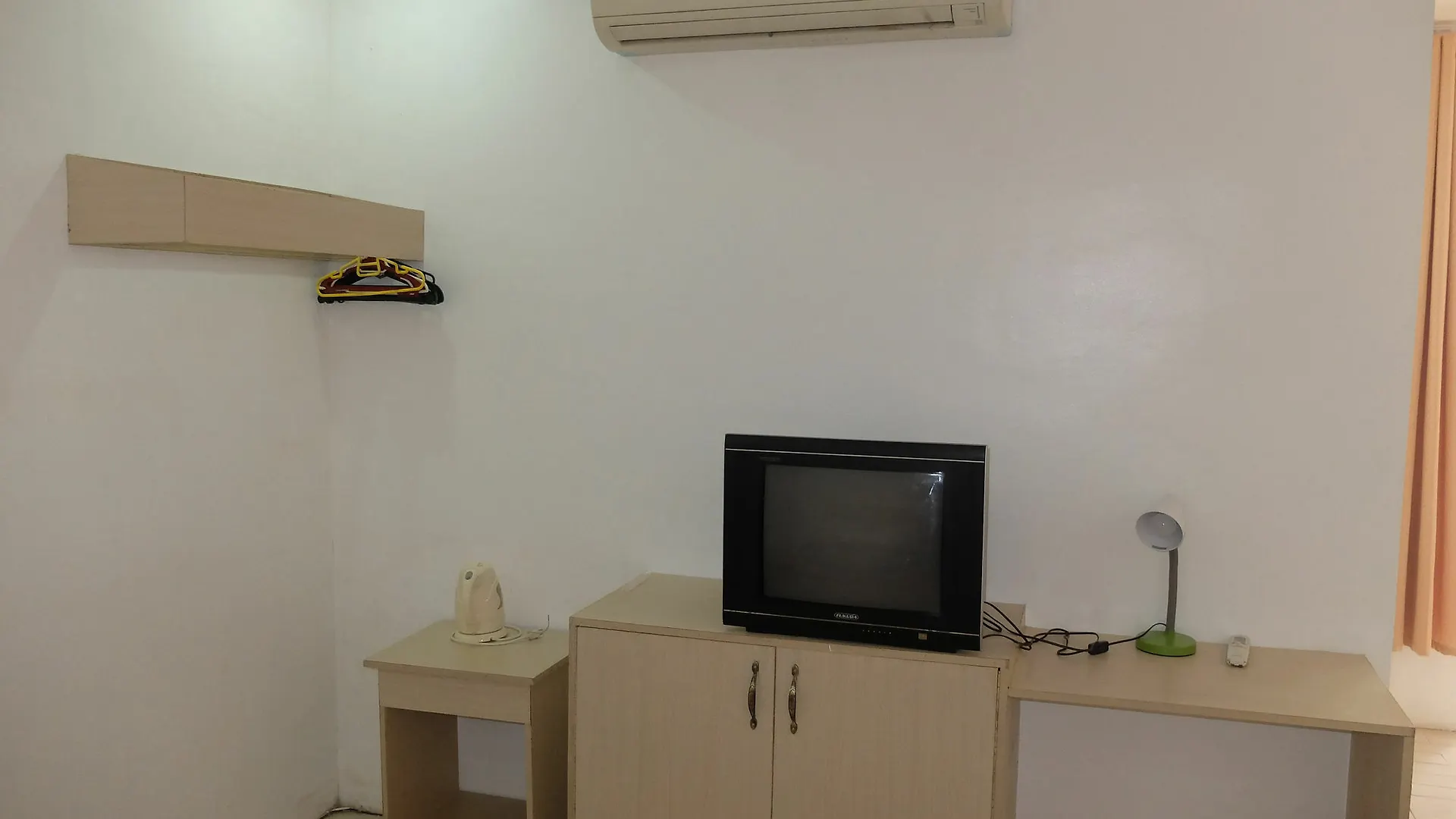 Donald Paul Apartelle Angeles Hotel